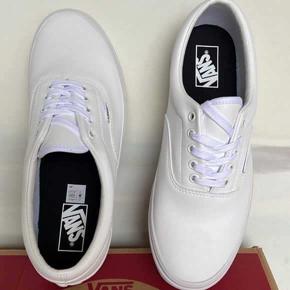 Vans Men’s Era Classic Tumble)Truewhite
VN0A38FRODJ
Sneakers - Picture 6 of 16
